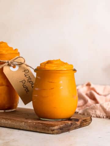 Pumpkin puree made without oven, in two small jars.
